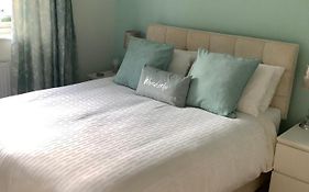 Private Room, Shared Bathroom With One Other, Tea And Coffee Making Facilities, Mini Fridge And Hairdryer, King Sized Bed With Help Yourself Continental Breakfast In Secluded Modern Property With Parking