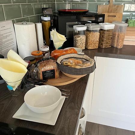 Private Room, Shared Bathroom With One Other, Tea And Coffee Making Facilities, Mini Fridge And Hairdryer, King Sized Bed With Help Yourself Continental Breakfast In Secluded Modern Property With Parking Bournemouth Exterior photo