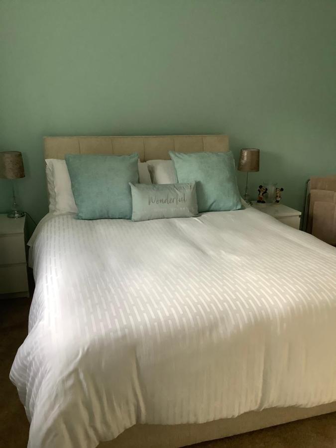 Private Room, Shared Bathroom With One Other, Tea And Coffee Making Facilities, Mini Fridge And Hairdryer, King Sized Bed With Help Yourself Continental Breakfast In Secluded Modern Property With Parking Bournemouth Exterior photo