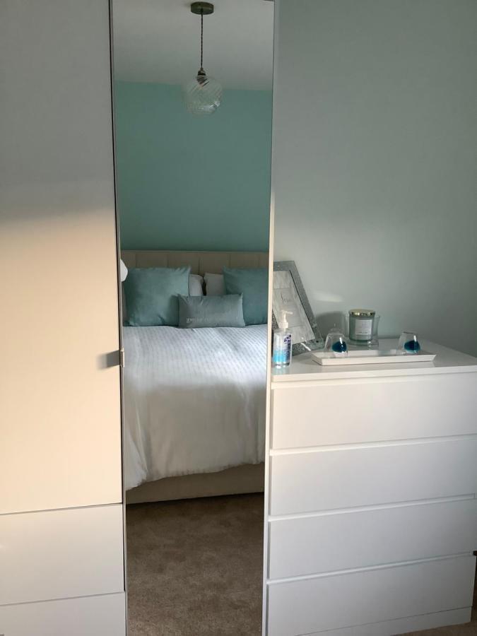 Private Room, Shared Bathroom With One Other, Tea And Coffee Making Facilities, Mini Fridge And Hairdryer, King Sized Bed With Help Yourself Continental Breakfast In Secluded Modern Property With Parking Bournemouth Exterior photo