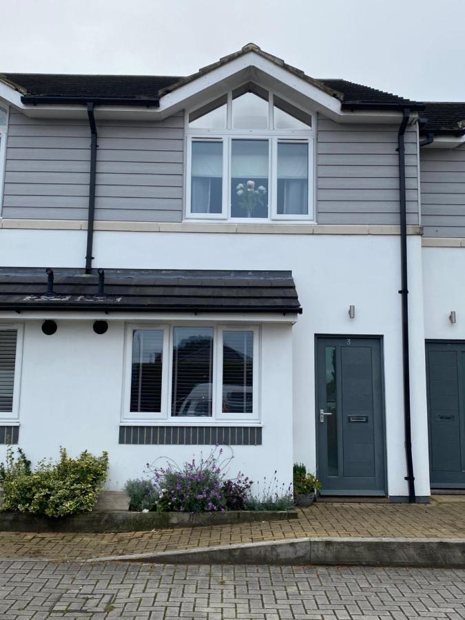 Private Room, Shared Bathroom With One Other, Tea And Coffee Making Facilities, Mini Fridge And Hairdryer, King Sized Bed With Help Yourself Continental Breakfast In Secluded Modern Property With Parking Bournemouth Exterior photo